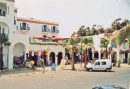 02 - En bas de l'hotel * 855 x 588 * (137KB)